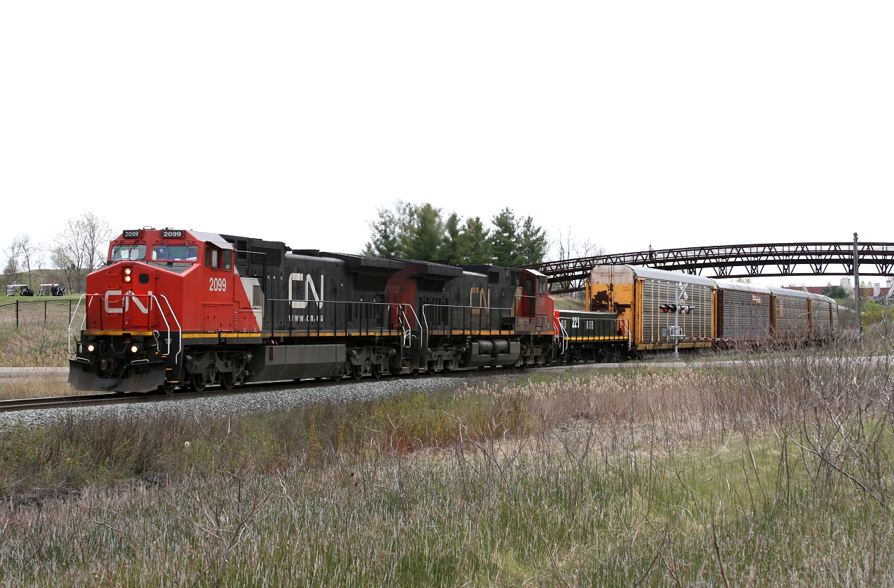 CN 148 powered by CN 2099, IC 2702 and recently repainted slug 223 drag 141 cars up the Halton Sub\'s ruling grade