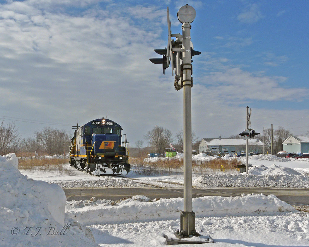 An extra GEXR 580 approaches the crossing at Alma St. heading north on the Guelph North Spur.
