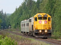 A gleaming 1809 leads 698 south through the Muskoka woods at Mile 139 of the CN Newmarket Sub.