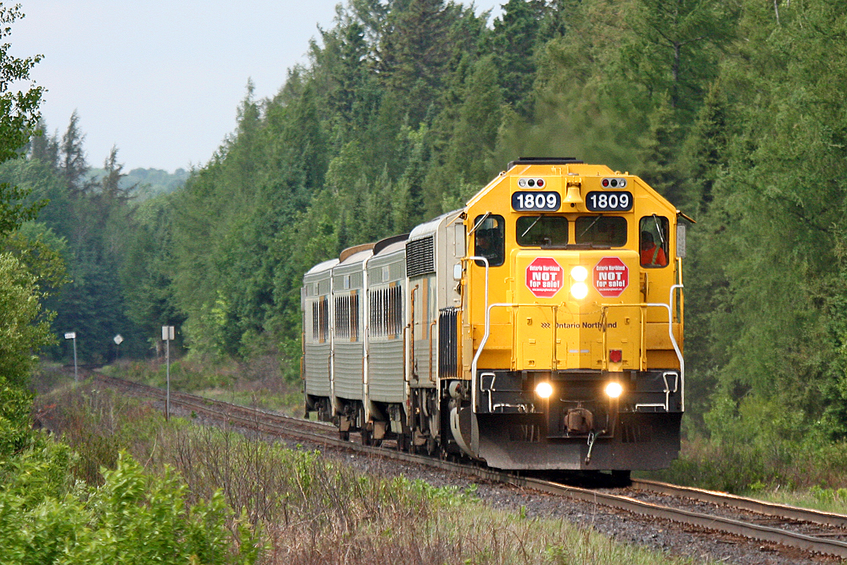 A gleaming 1809 leads 698 south through the Muskoka woods at Mile 139 of the CN Newmarket Sub.