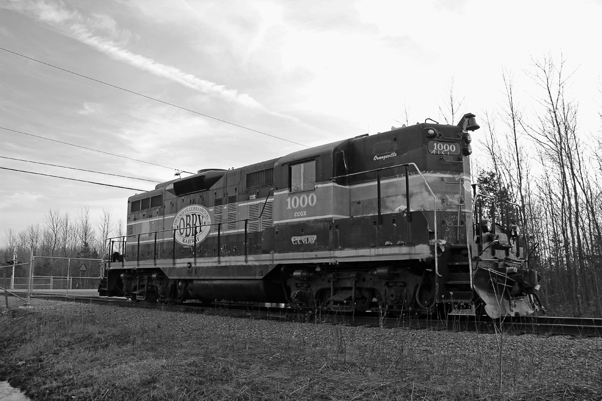 Alone and very far away from home, OBRY\'s former engine CCGX 1000 was moved from the Orangeville Brampton line out to a diffrent Cando operation in Bath. We see it here taking a rest and still proudly wearing its original paint scheme.