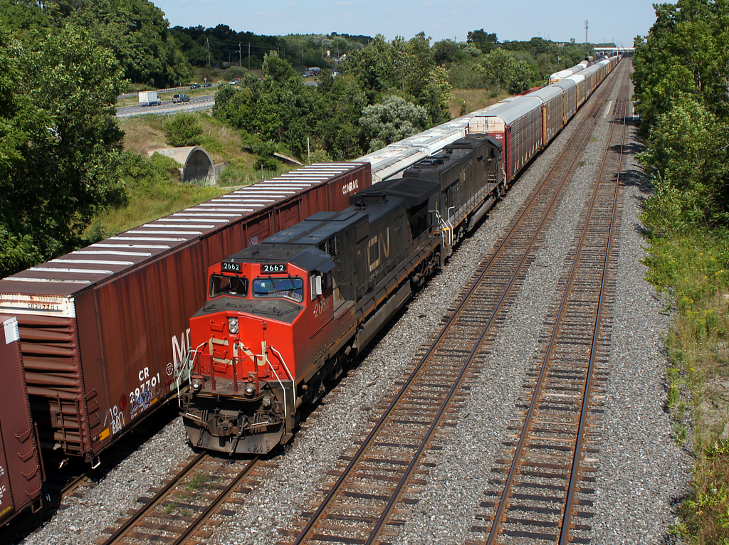 CN 435 works Aldershot yard as traffic passes by on the nearby 403.