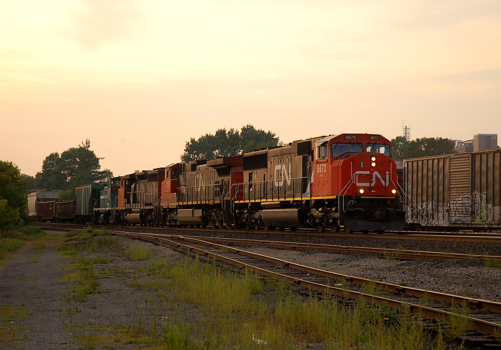 330 makeing it\'s way eastward with CN 5672 - CN 2553 - CN 5257 and TR 1587