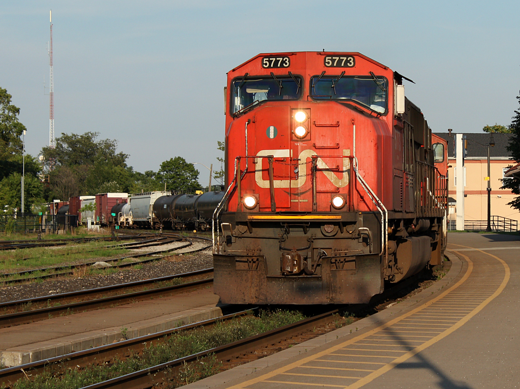 CN 383 rounds the curve at Brantford\'s VIA station.