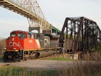 CN 551 enters Canada with CN 8850 as its leader, CN 8907 is mid train as DPU.