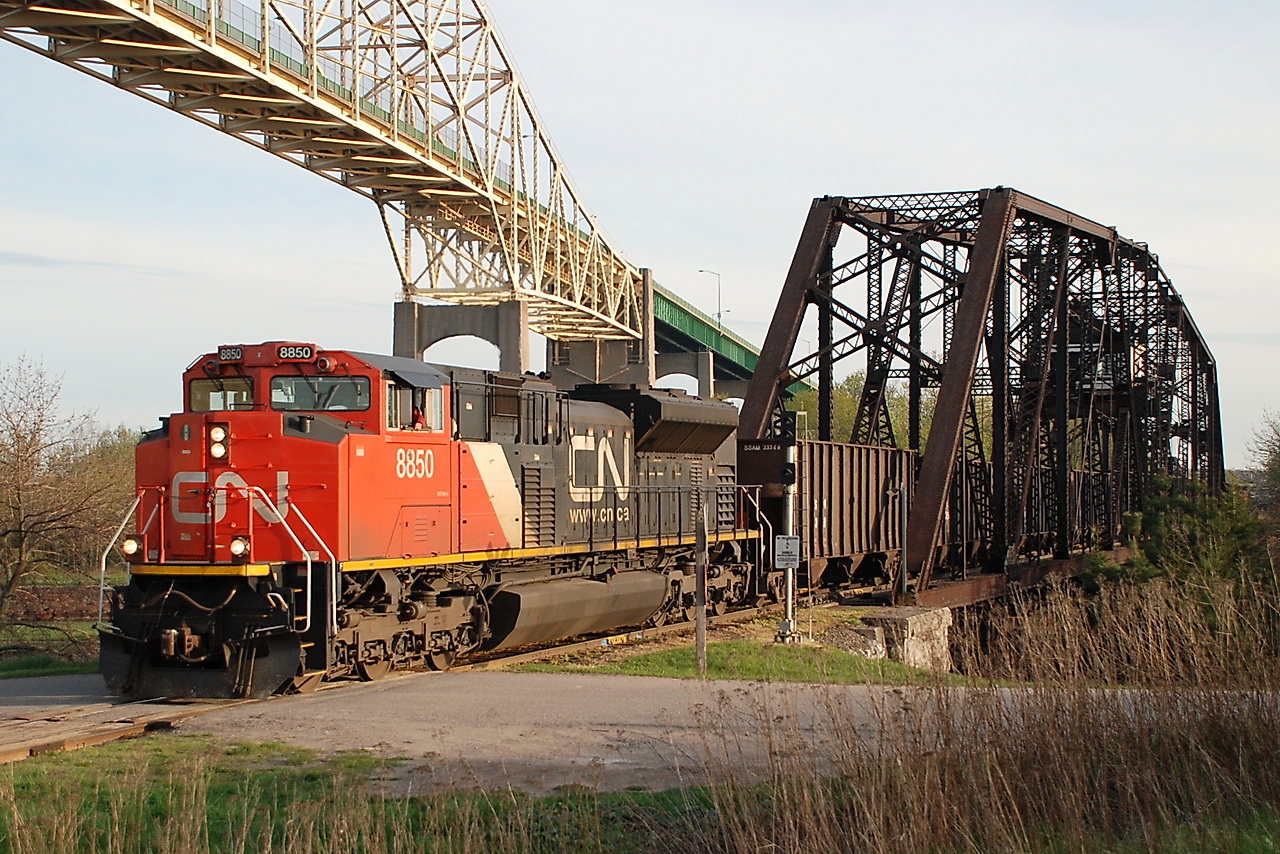 CN 551 enters Canada with CN 8850 as its leader, CN 8907 is mid train as DPU.