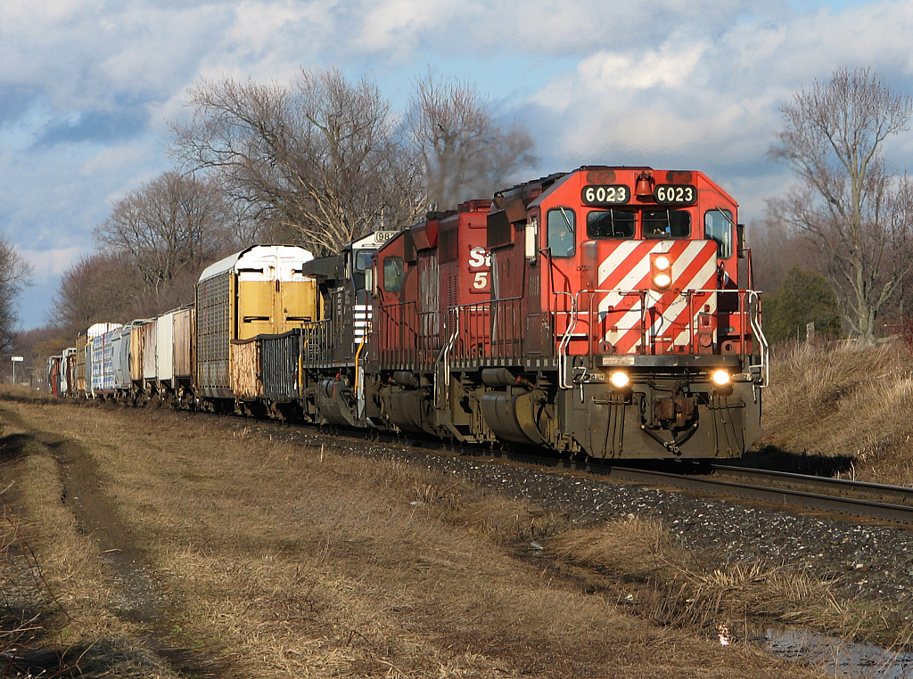 CP 441 rolls towards a crew change in London, with foreigner NS 9833 trailing.