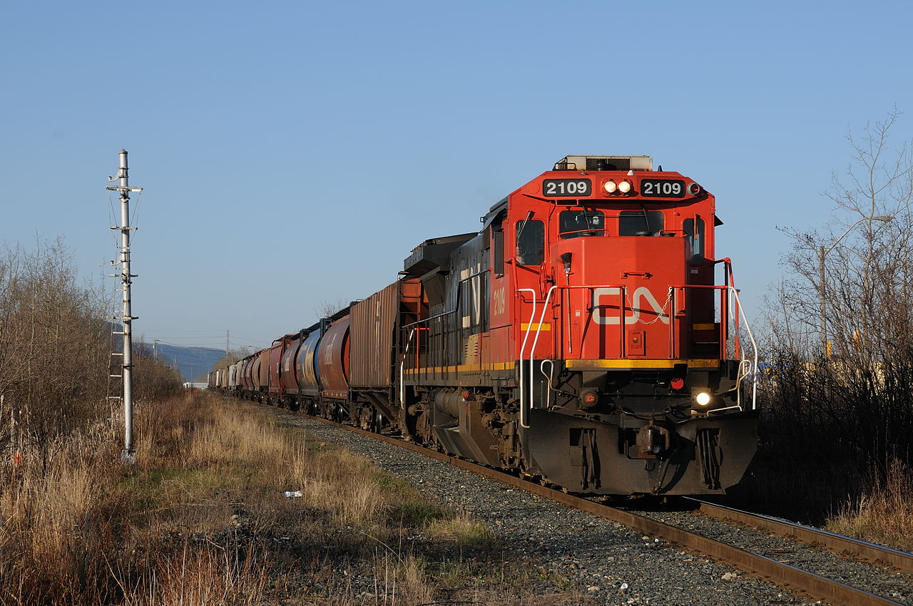 CN 2109 East, CN A436 enters the yard at Thunder Bay North with 28 cars in tow. The grain has been pouring into Thunder Bay on the CN recently and is forecasted to keep up the trend over the following weeks.