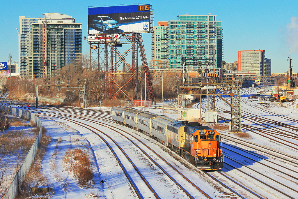 ONR 1808 deadheads into Union from Mimico-TMC to load passengers and start it\'s trip up the Bala Sub