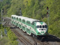 GO 785 heads west through Bayview Junction on its way to Niagara Falls.