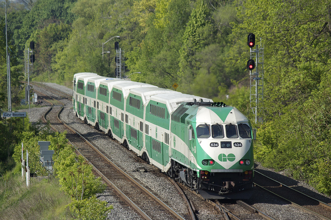 GO 785 heads west through Bayview Junction on its way to Niagara Falls.