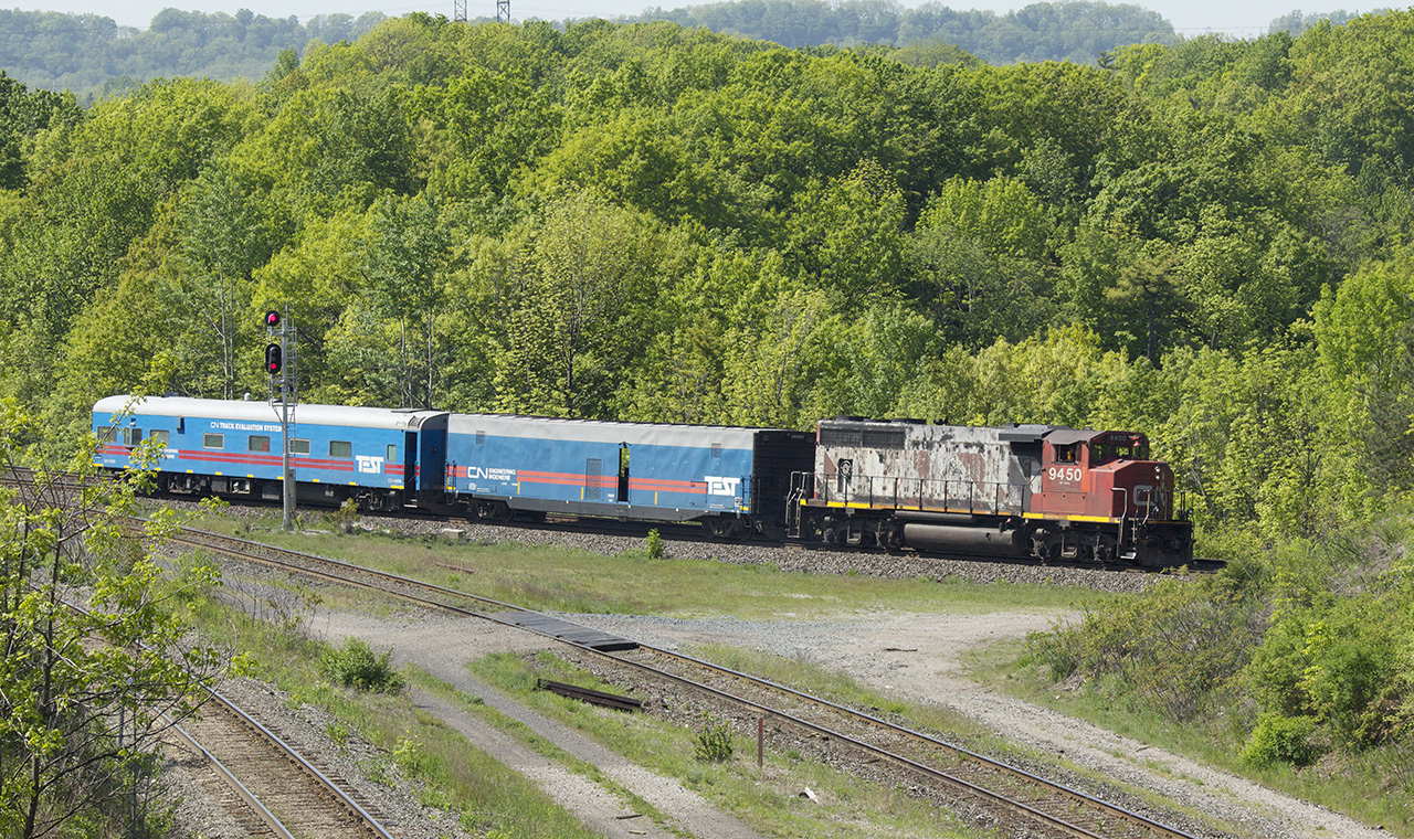 CN Test Train 480 heads down the final stretch of the Dundas Sub, as it prepares to reverse from Bayview to Hamilton Yard, where it will wit for the night.