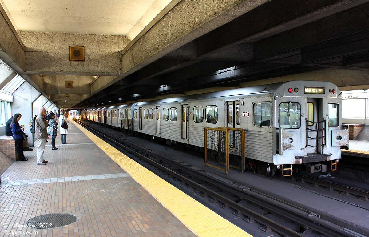 Northbound passengers off a short-turned consist (including the photographer) wait at Eglinton West for the next northbound train to pull in, while a southbound consist of H5\\’s originating at Downsview pauses to load passengers on the other side.