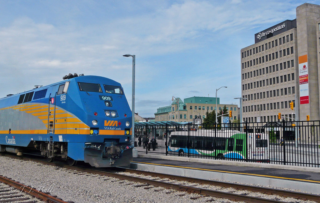 VIA 84 entrains at Guelph while buses begin using Guelph\'s new transit hub.