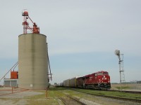 CP 8953 heads West on 441, pass the Glencoe Grain Elevator, just north of the Town of Glencoe, Ontario