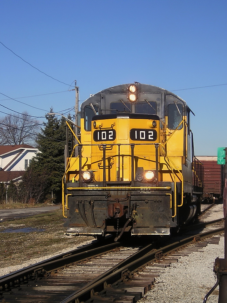 ETR 102 works the yard, just west of its shops.