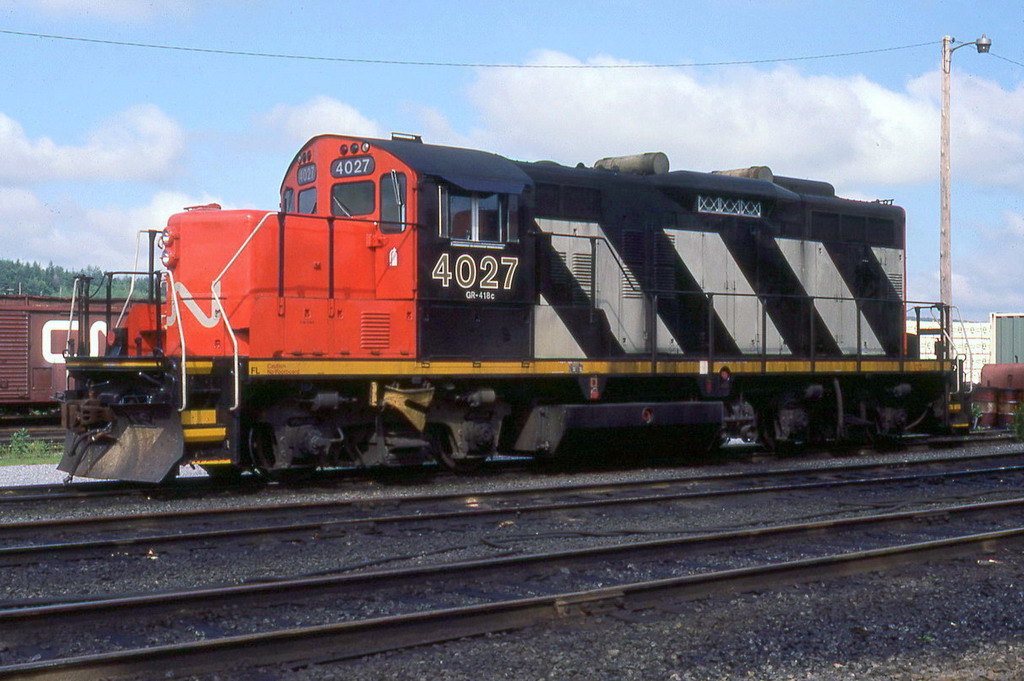 CN rebuilt 4027 from 4420 still has her golden Nos surrounded with a white line.