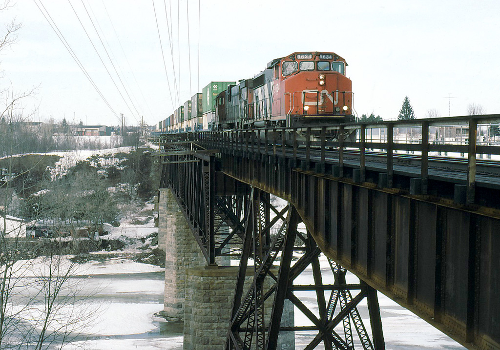 CN 207 in the days when GP-40s were still reighning on the Drummond.