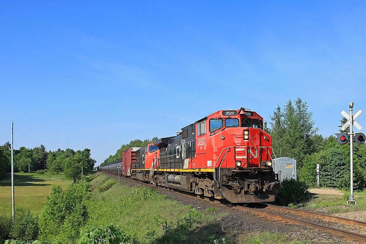 CN 450 with 2520 and 5621 doin' the elephant approach North Lancelot Road at Mile 140 (139.97 for the sticklers) CN Newmarket Sub. Check out 2520's "acid washed" look!