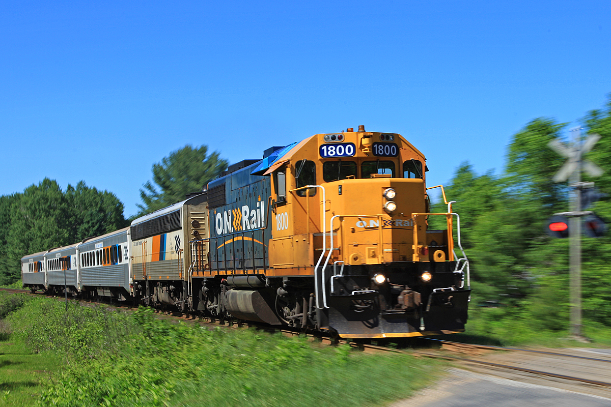 ONR 1800 shows off it's new "E-bell" in this zoom-pan shot of it screaming around the bend at Old Muskoka Road in Allensville.