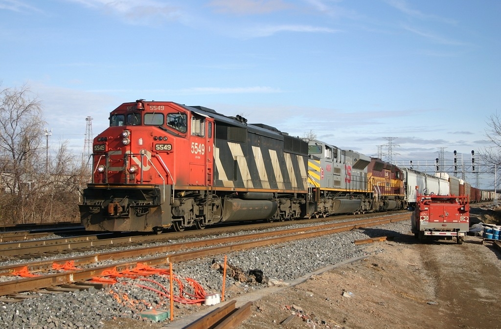 N 5549, KCS 4019 and WC 7525 power 385 past a foreman at Aldershot East.