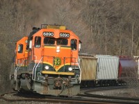 BNSF 6890 and BNSF 6390 grind through Dundas with CN 411.