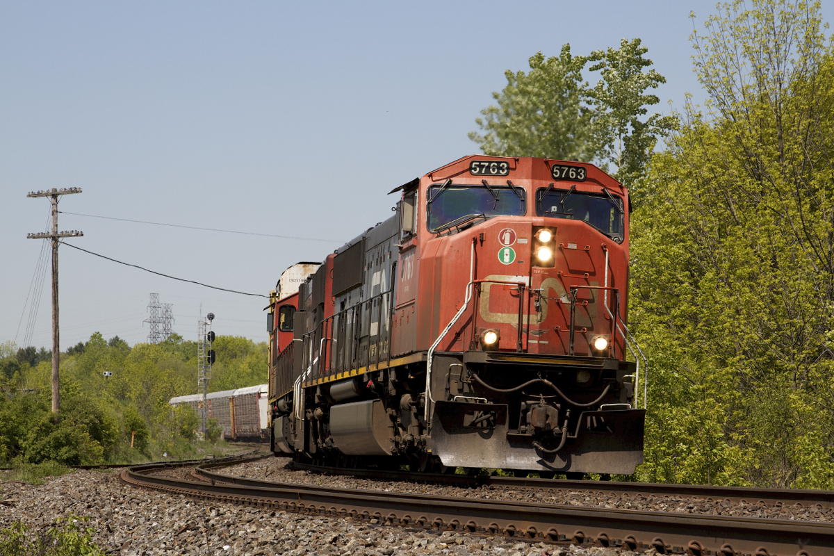 A pair of SD75i\'s wind through the curves at Hamilton West with eastbound train 148.