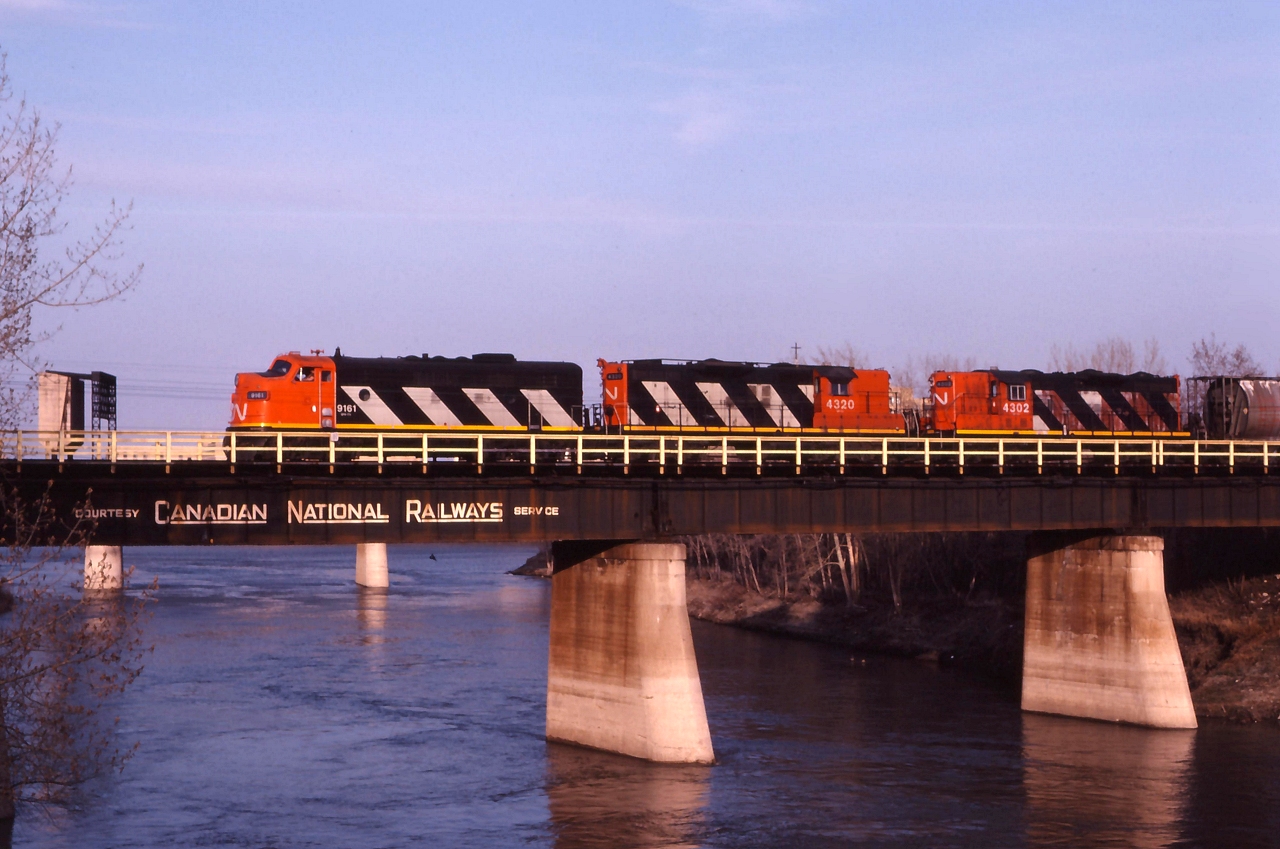 CN 533 rolls through downtown Winnipeg behind CN 9161, CN 4320 and CN 4302.