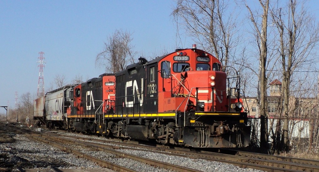 CN-7032 GP-9U coming from pte St-Charles with hopper covered cars going to Southwark Yard in St-Hubert