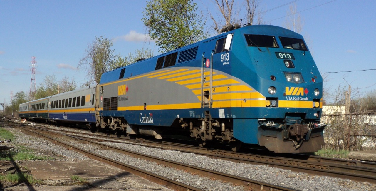 via 913 A epa 42A COMING IN VIA station in ST-LAMBERT ON RTE 620 TO québec CITY  AT 8:41AM