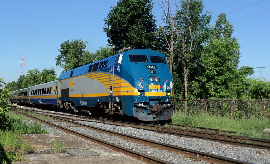 Via 916 EPA 42 A coming in St-Lambert Via station going in Québec city rte 620 8:42am a few passangers waiting going to see Rendez-vous Navale (Naval meeting)