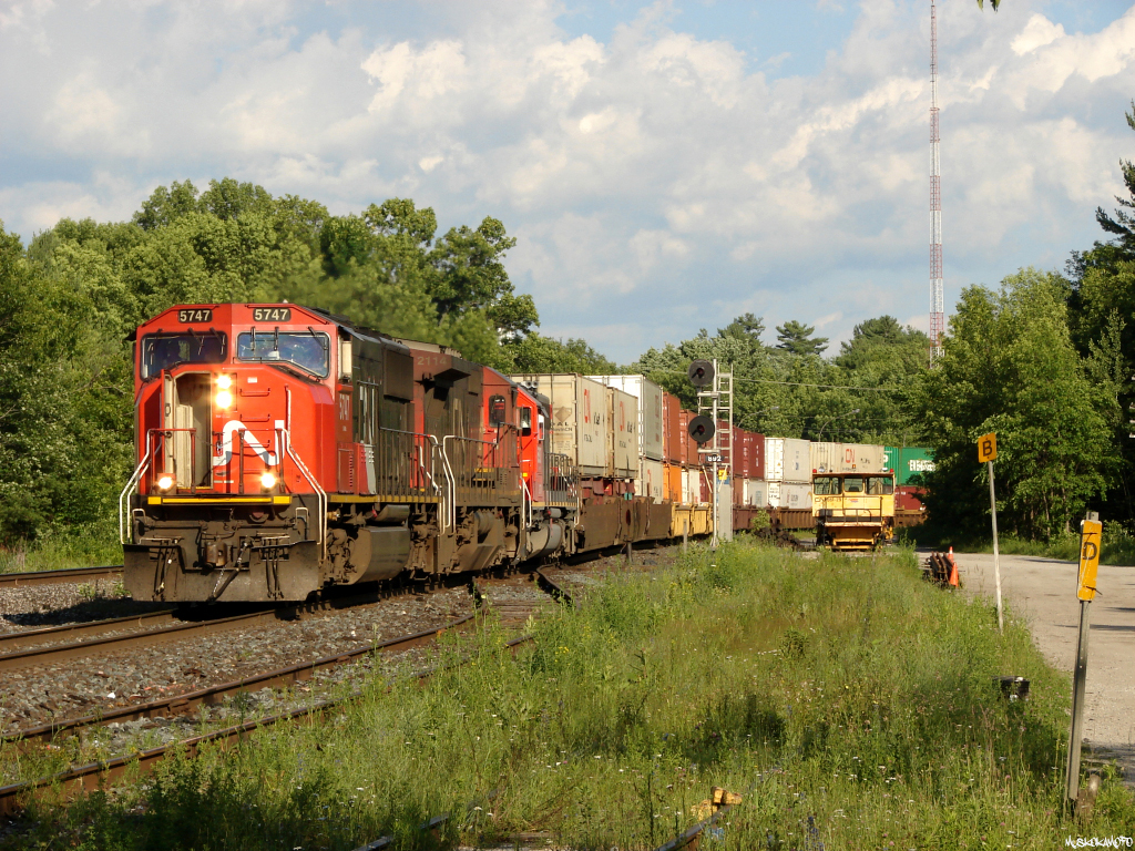CN Q10721 26 - CN 5747 North at Washago with CN 5747/CN 2114/GTW 5937 on the head end of 83 platforms.