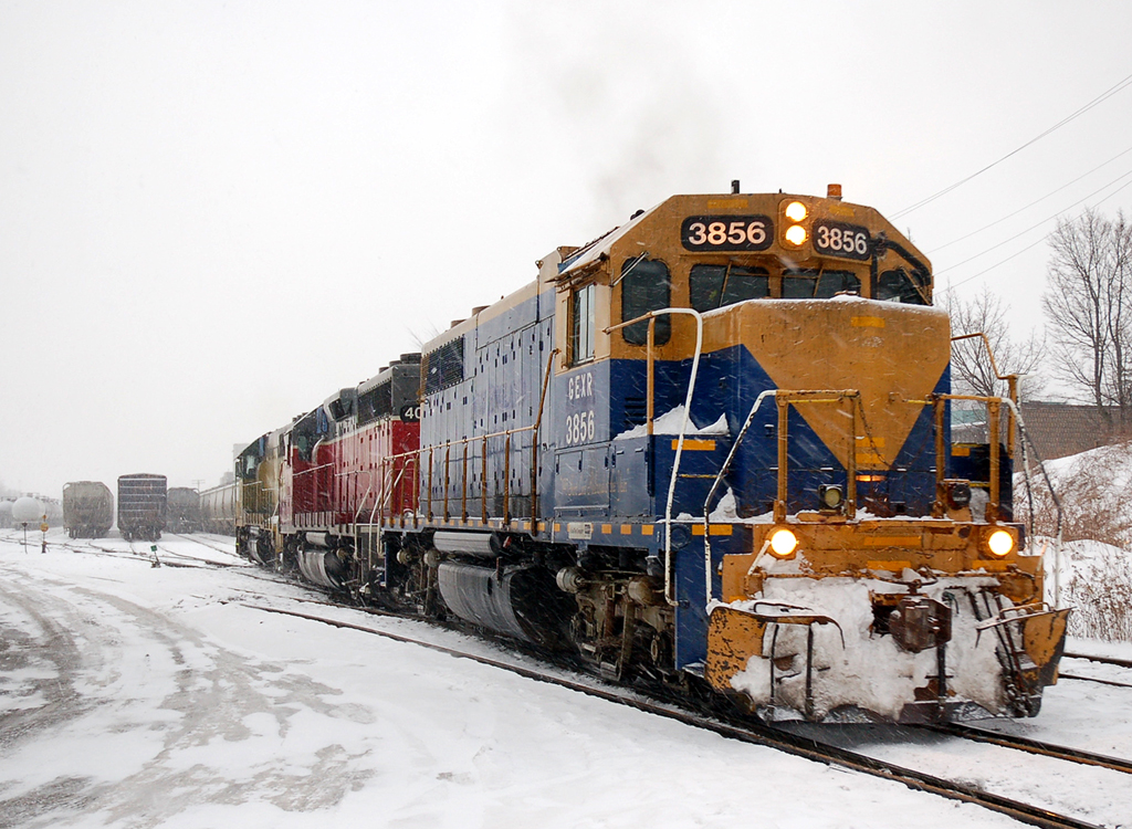 431 switching at Kitchener with GEXR 3856 - GEXR 4019 - GEXR 4046