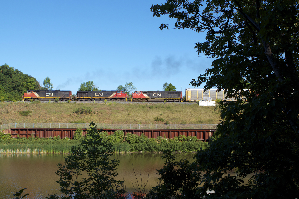CN 421, after making a working Aldershot Yard, chugs westward for further work at Hamilton (Stuart St) Yard.