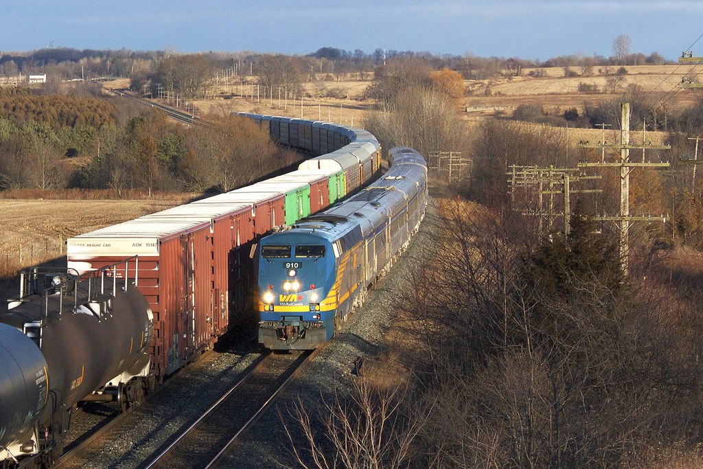 Westbound holiday-scheduled VIA train @Newtonville - right before xmas 11\'