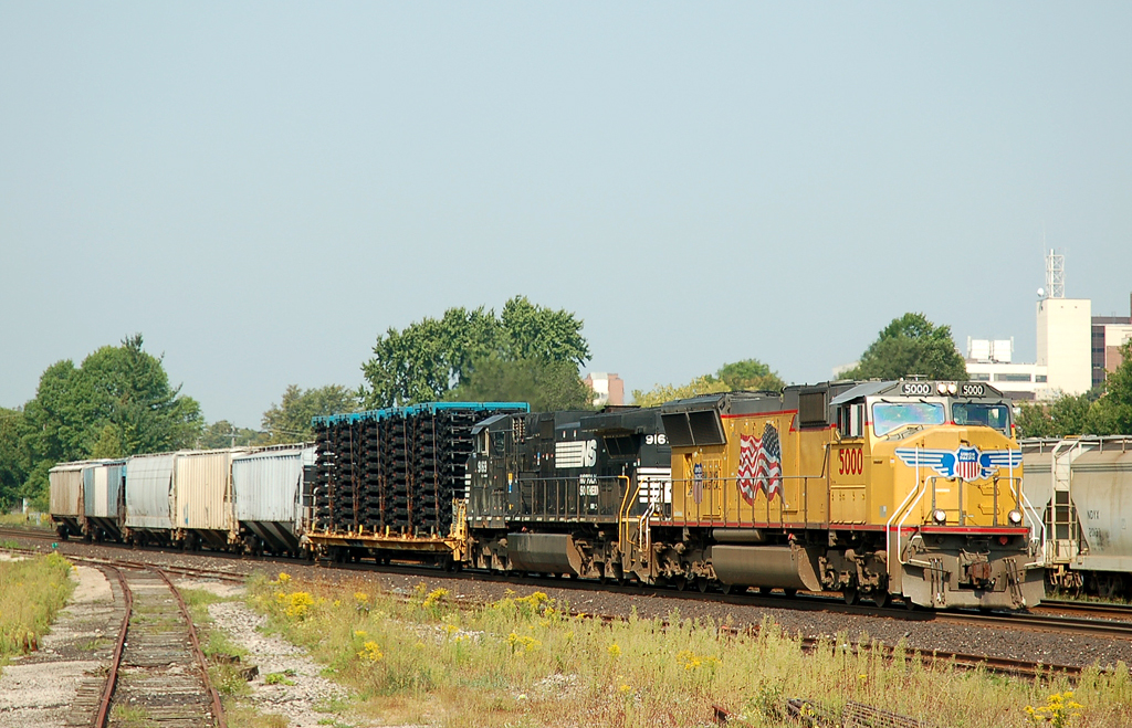 NS 328 makes it's daily trip east from St. Thomas behind UP 5000 - NS 9169
