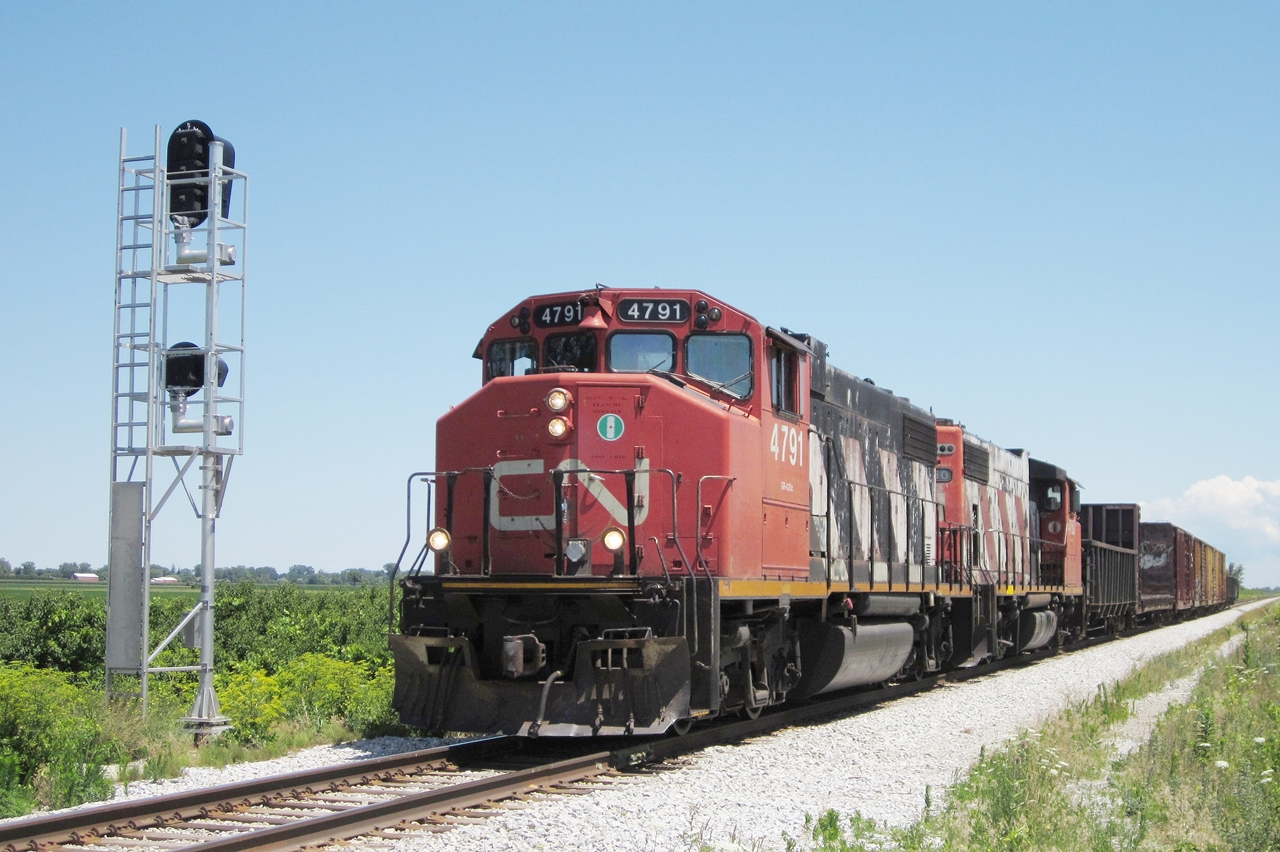 CN 439, led by 4791 and 4760 heads west to Windsor with a short train.