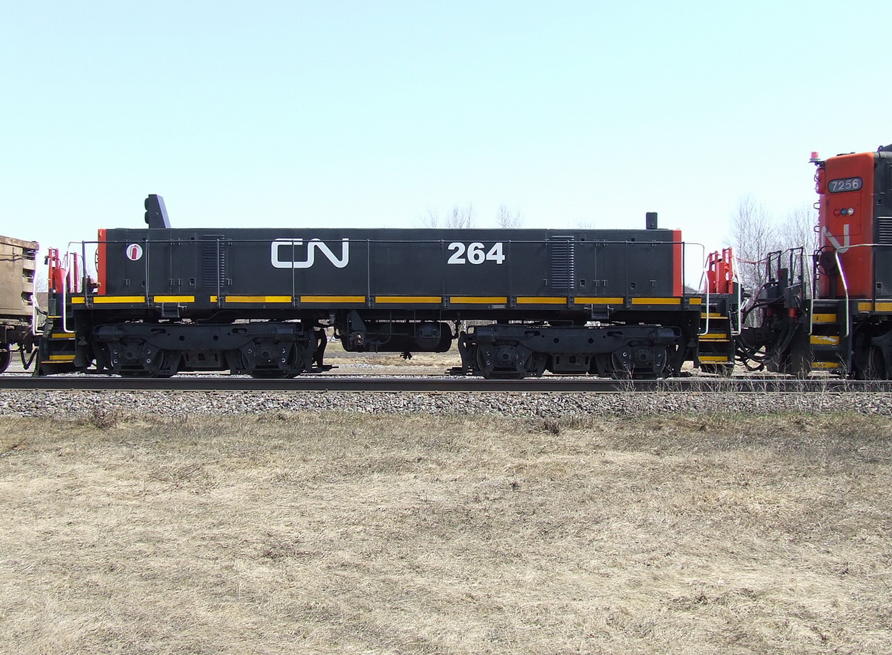 CN 401 with this old booster made out of S-3 8487 in 1964 and refitted with GM trucks in the 80s.