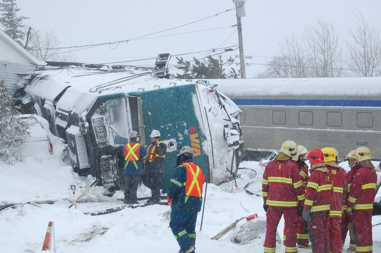 Sometime after I was back to Home, I heard VIA #15 derail at Saint-Charles QC and I decided despite the very bad weather, to go to there to took some picture of a rare situation. Engines on this via were; 2 VIA F40PH-3 #6400 and 6457.