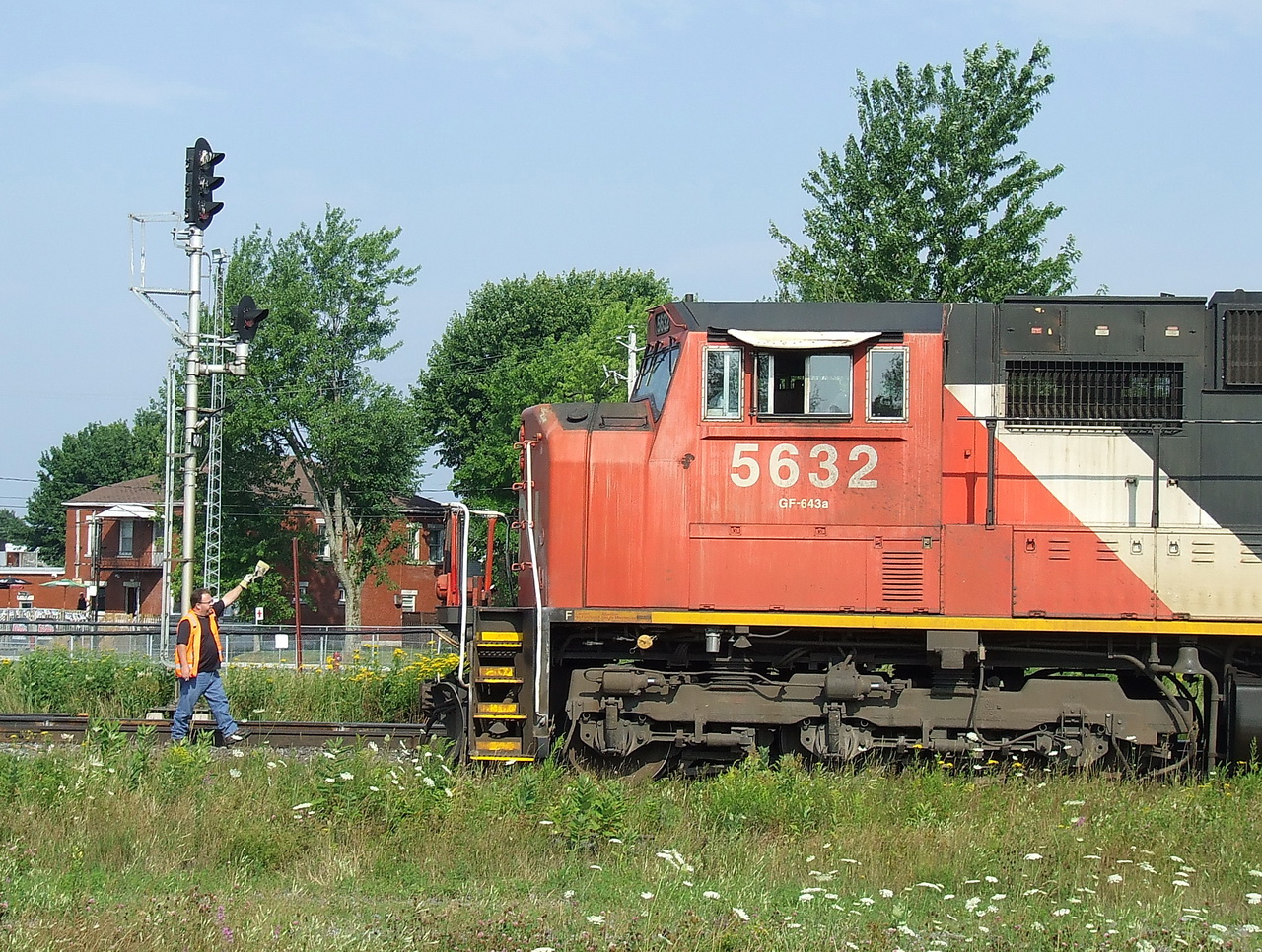 CN 785 ready to take off after the passage of VIA 20 and CN 430.