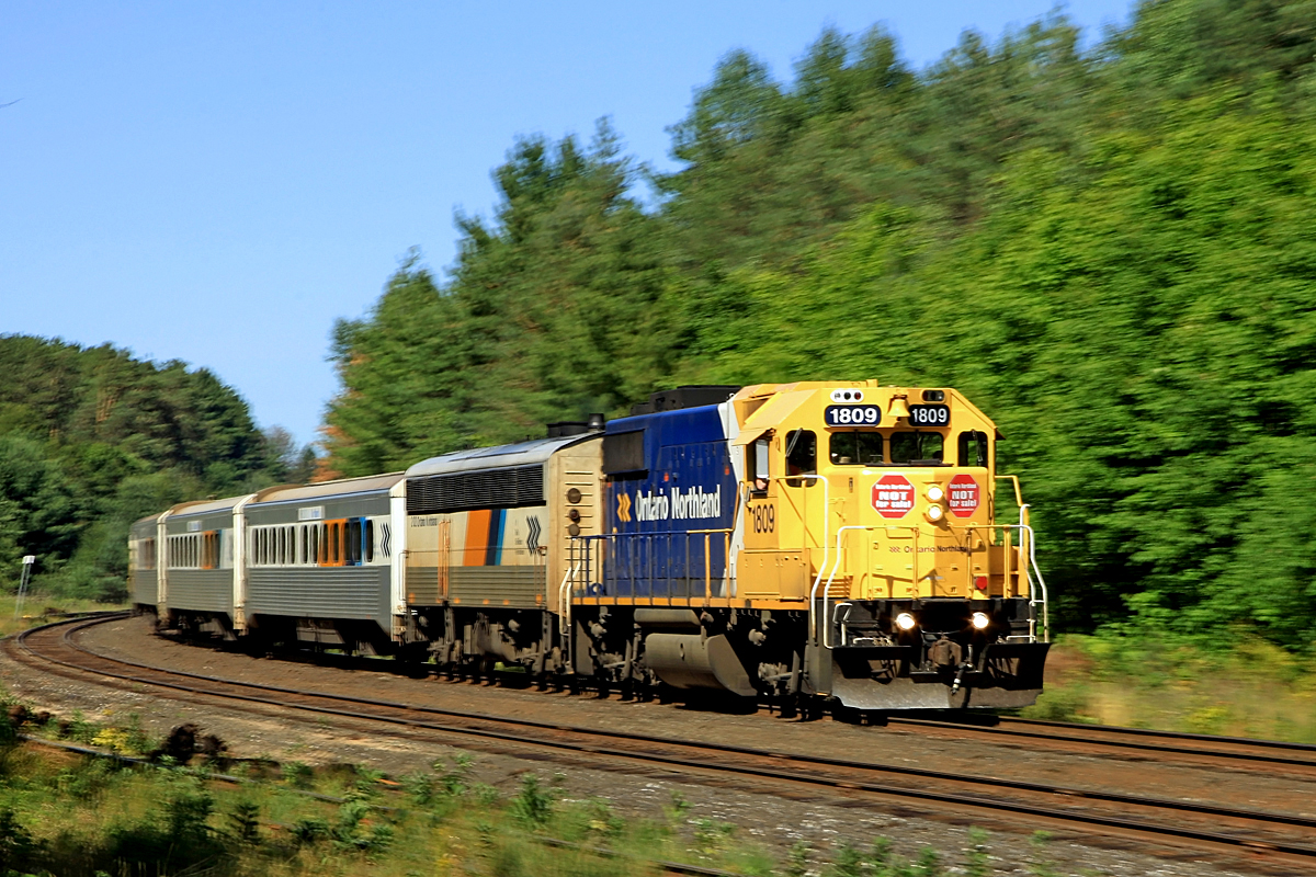 The southbound Northlander flies through Martins with 1809 leading.