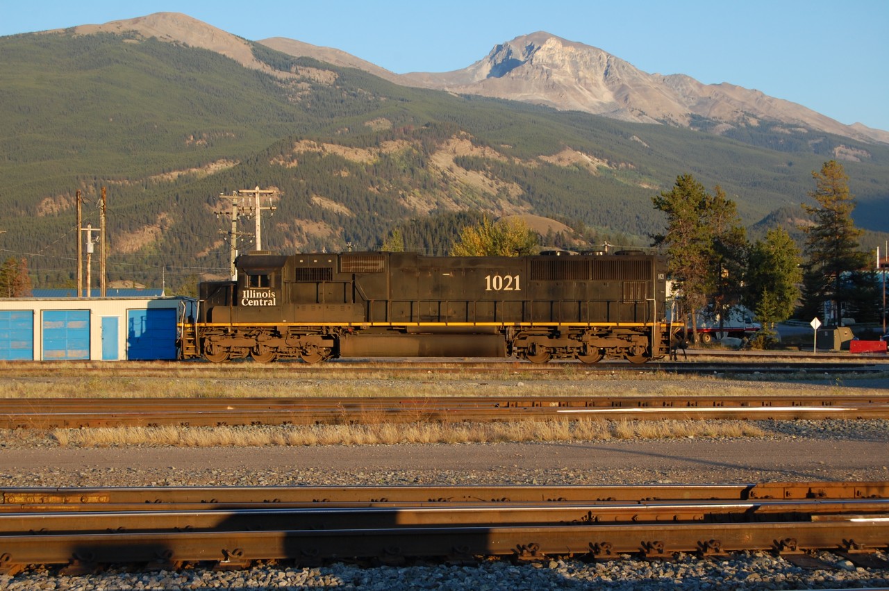 With this beautiful scenery, I had as idea to take this picture with a cool IC SD70 #1021 awaiting his next travel through the country.