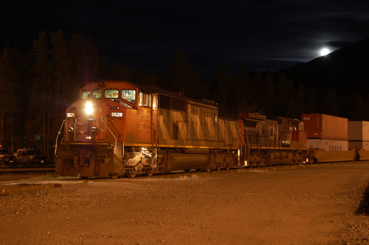 An eastbound CN intermodal Depart of Jasper yard with a new crew. CN SD60f #5528 was leading this train by great night ''full moon'' of september.