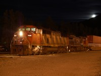 An eastbound CN intermodal Depart of Jasper yard with a new crew. CN SD60f #5528 was leading this train by great night ''full moon'' of september.