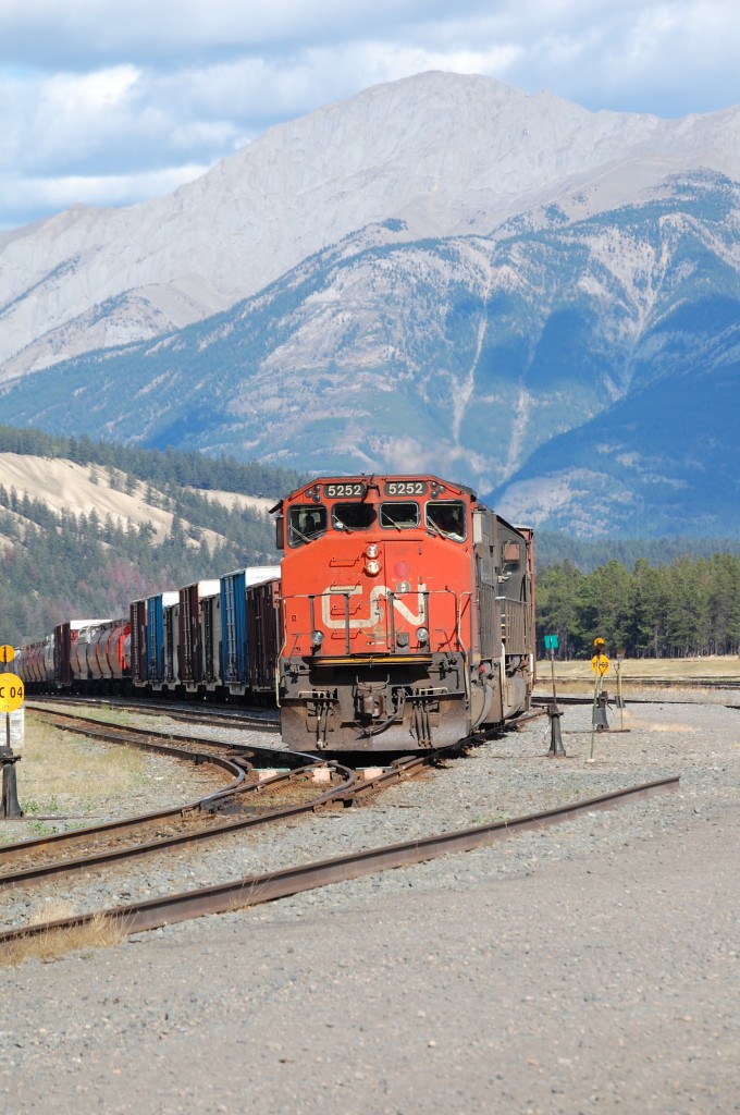 CN 417 leaving Jasper Yard with a great consist; CN SD40-2w #5252 and IC SD70 #1005. We can see the beautiful Canadian Rockies on behind.