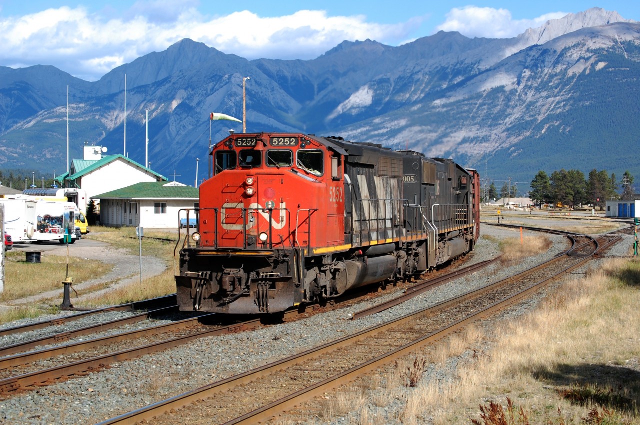 CN 417 leaving Jasper Yard with a great consist; CN SD40-2w #5252 and IC SD70 #1005.