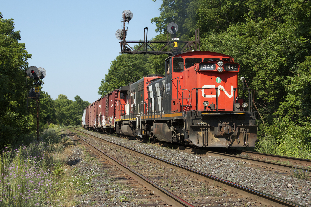 Canadian National 1444-4776, power from Aldershot Yard, work hard to push a lengthy 385 up the grade at Dundas past aging searchlights. The power on the headend was CN 2575-2108-4116 (when it passed it was moving at walking speed!)