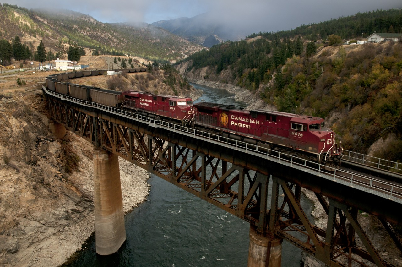 The morning of 10/15/11 was great for westbound action.  At this time of the year, it takes a bit more time for the shadows to reach the lower parts of the canyon.