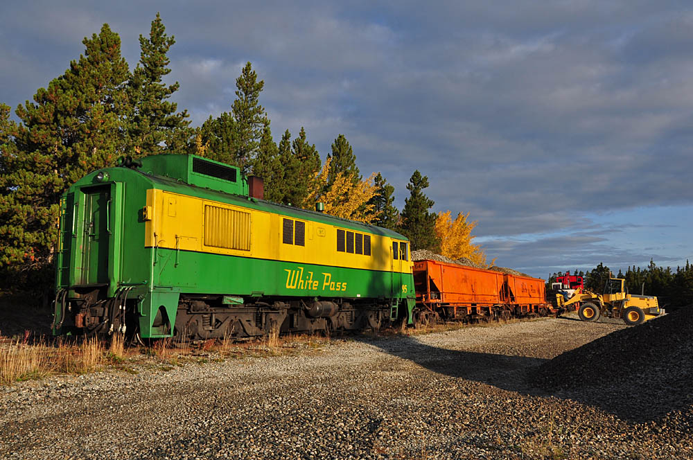 After the end of the tourist season the WPYR crew loads of a train with new material for track maintenance