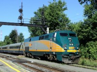 Via 902  EPA-42-A arriving in ST-Lambert on via rte620 to Québec City St-Jean Baptiste day and was many passengers waiting at the station 